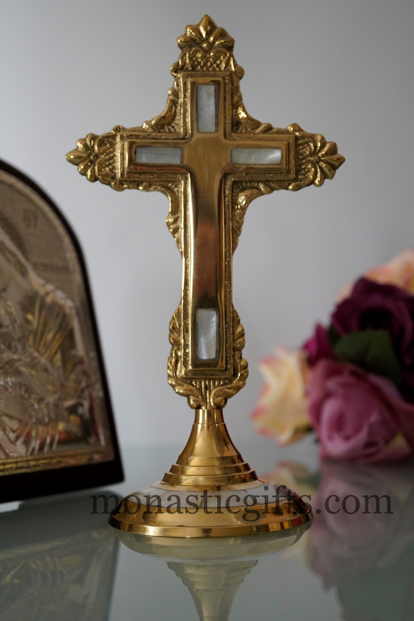 Standing Brass Altar with seashells 19cm - Altar Table brass Cross - Croce da altare Home Decor a perfect Christian Gift