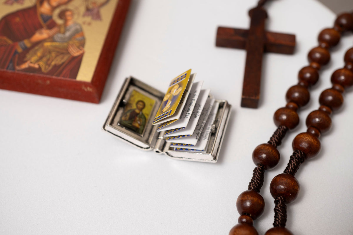 Miniature Metal Gospel Book Locket Pendant with Crucifixion and Lords Prayer - 2.5x2 cm (0.98x0.78 in) - Silver Tone