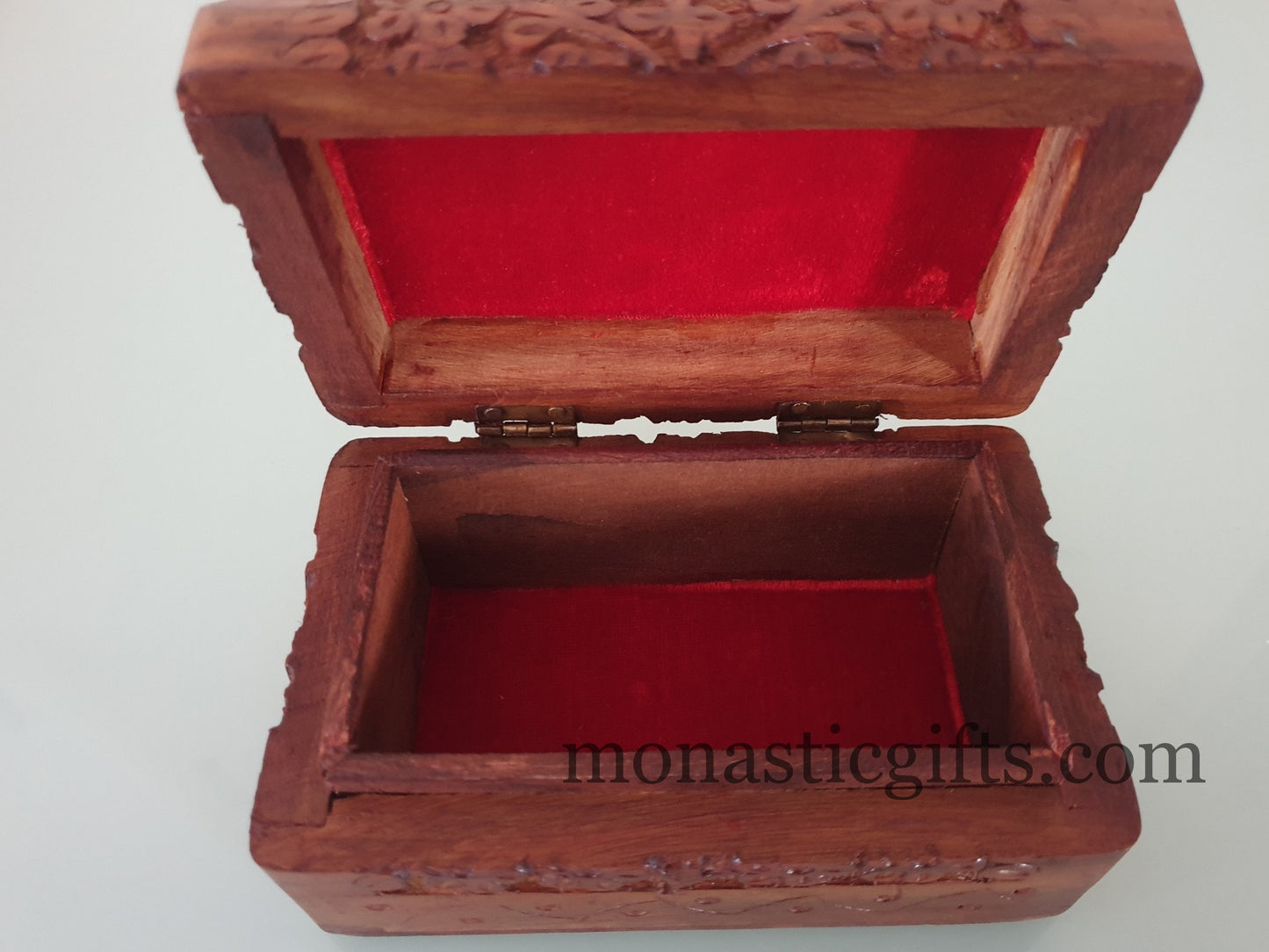 Hand-Carved Vintage Walnut Wood Keepsake Box — Ornate Rustic Jewelry Chest & Heirloom Storage Organizer (13x8x6 cm)